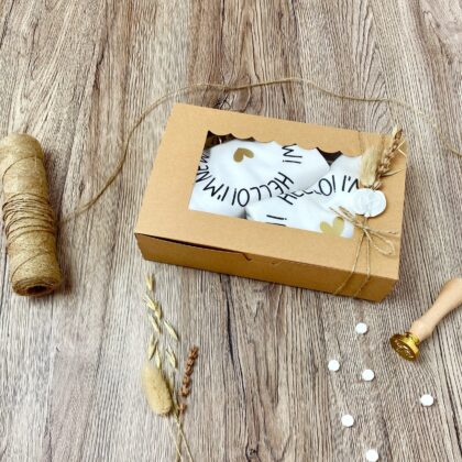 Geschenkbox Baby mit Body und Lätzchen