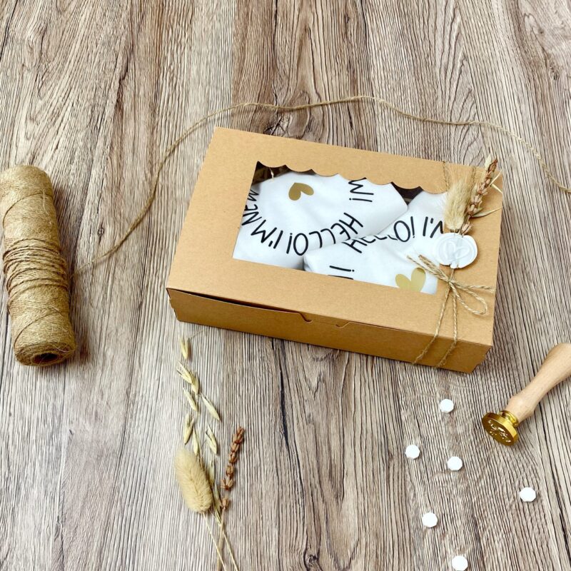 Geschenkbox Baby mit Body und Lätzchen