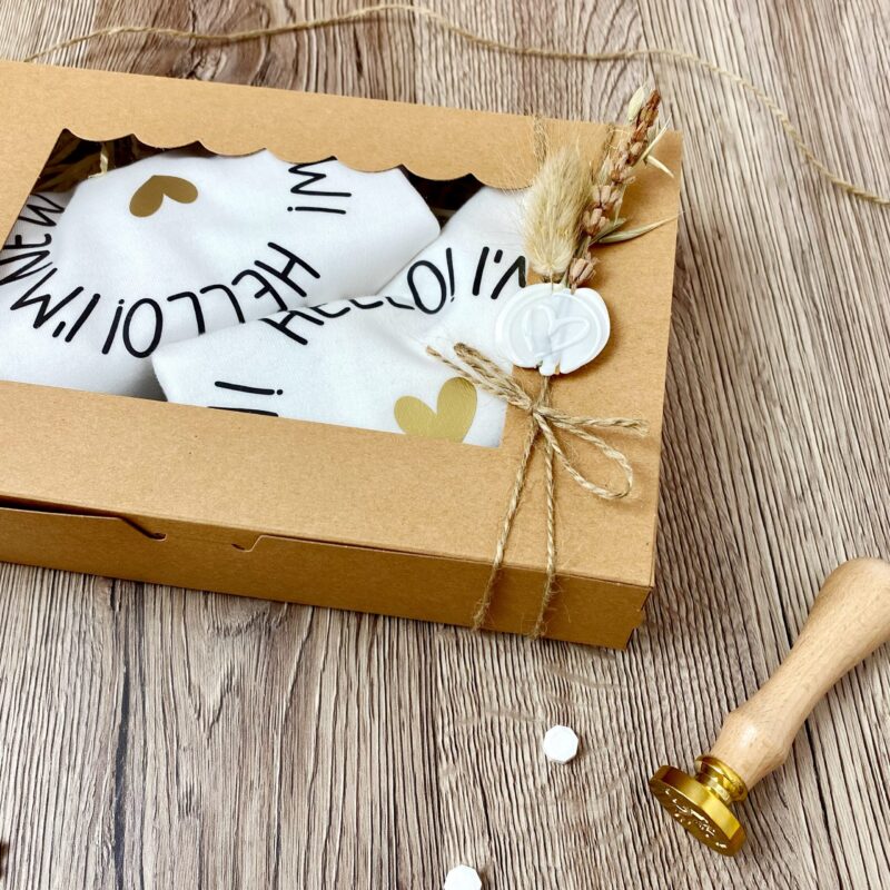Geschenkbox Baby mit Body und Lätzchen
