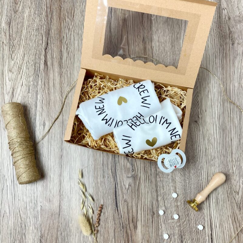 Geschenkbox Baby mit Body und Lätzchen
