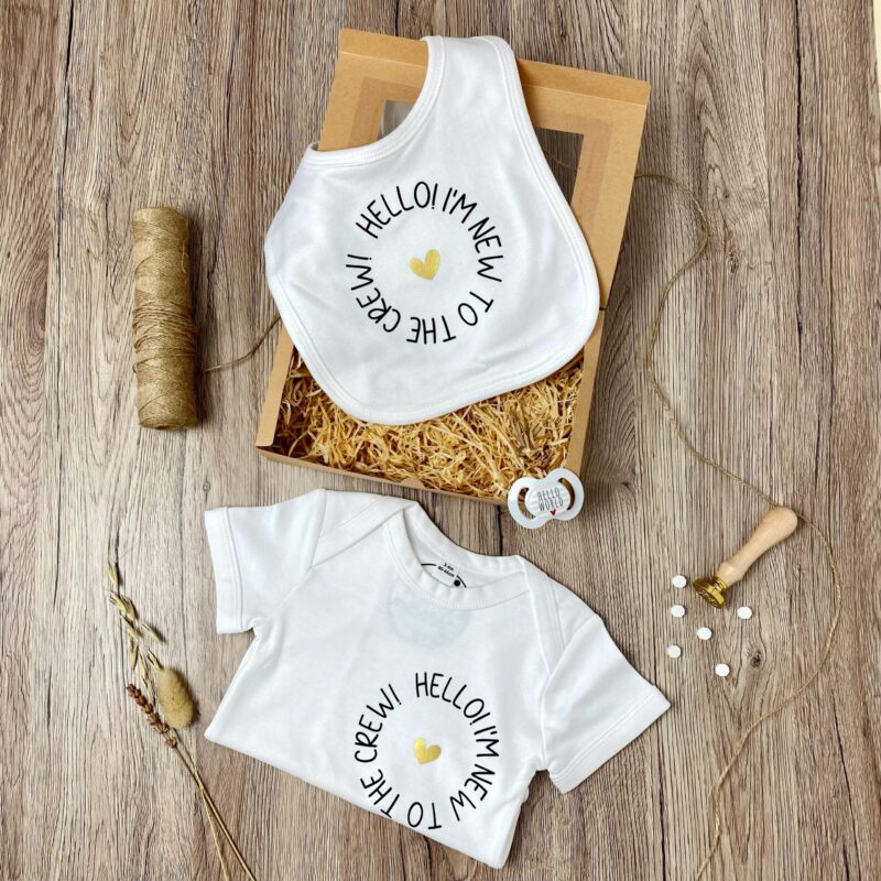 Geschenkbox Baby mit Body und Lätzchen