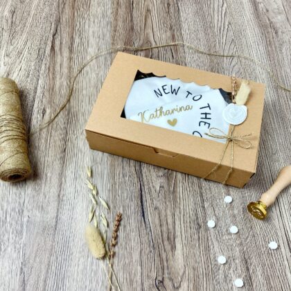 Geschenkbox Baby personalisiert mit Body und Lätzchen