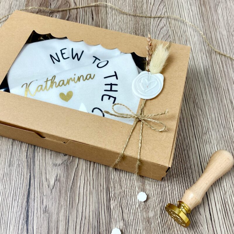 Geschenkbox Baby personalisiert mit Body und Lätzchen