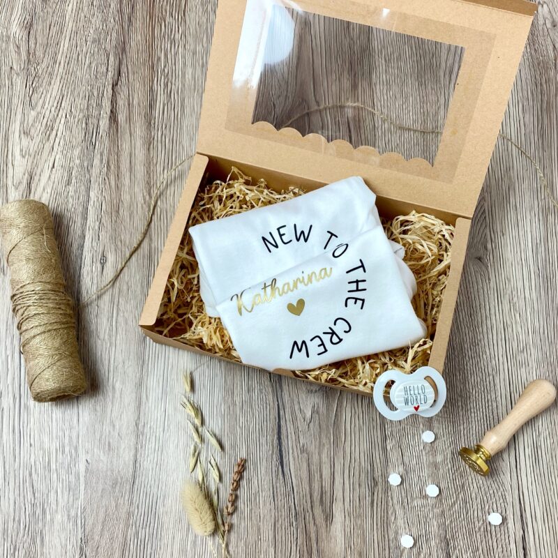 Geschenkbox Baby personalisiert mit Body und Lätzchen
