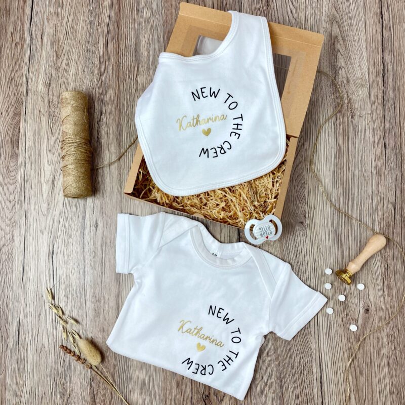 Geschenkbox Baby personalisiert mit Body und Lätzchen
